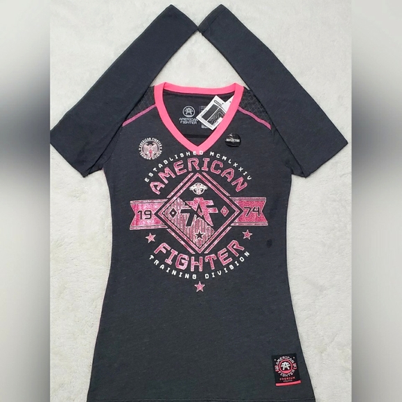 🔷️Massachusetts American Fighter Reflective Tech Graphic Tee🔷️ - Picture 1 of 7